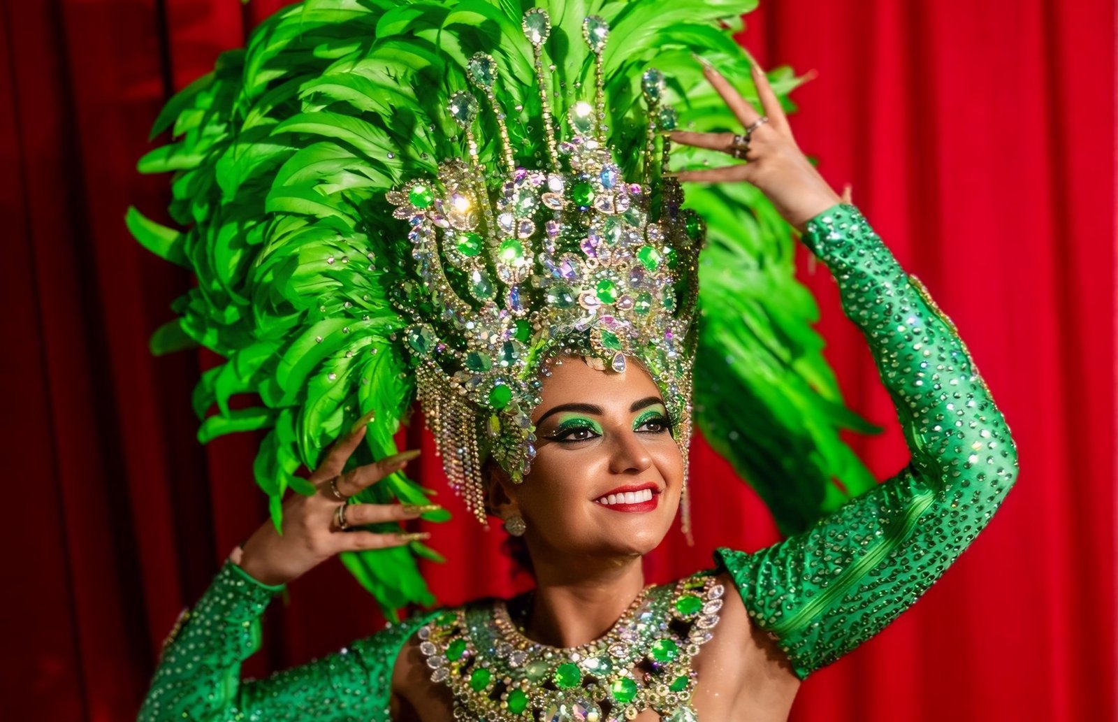 Mariana Souza brilha com fantasia de 800 penas e exalta força feminina na avenida