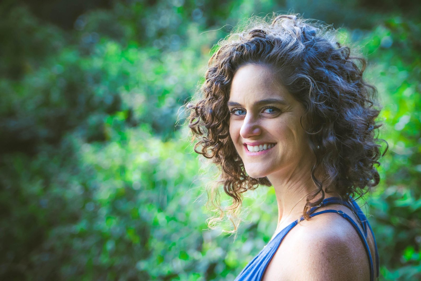 Livro-oráculo propõe reconexão feminina em tempos de exaustão emocional