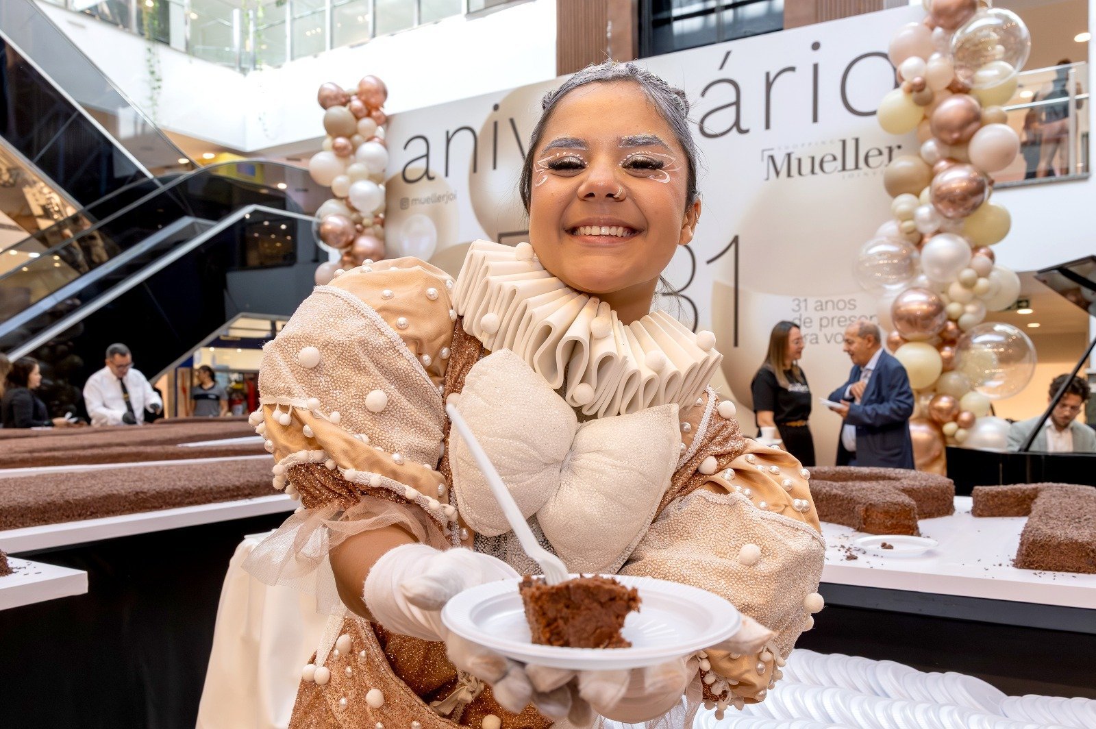 Corte de bolo gigante marca os 31 anos do Shopping Mueller