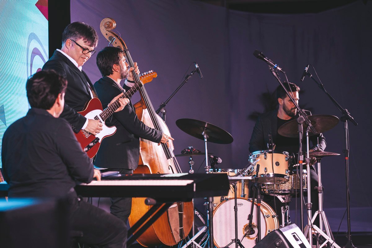 Show de luzes e música na beira-mar continental celebra 100 anos da Ponte em esquenta para Joss Stone