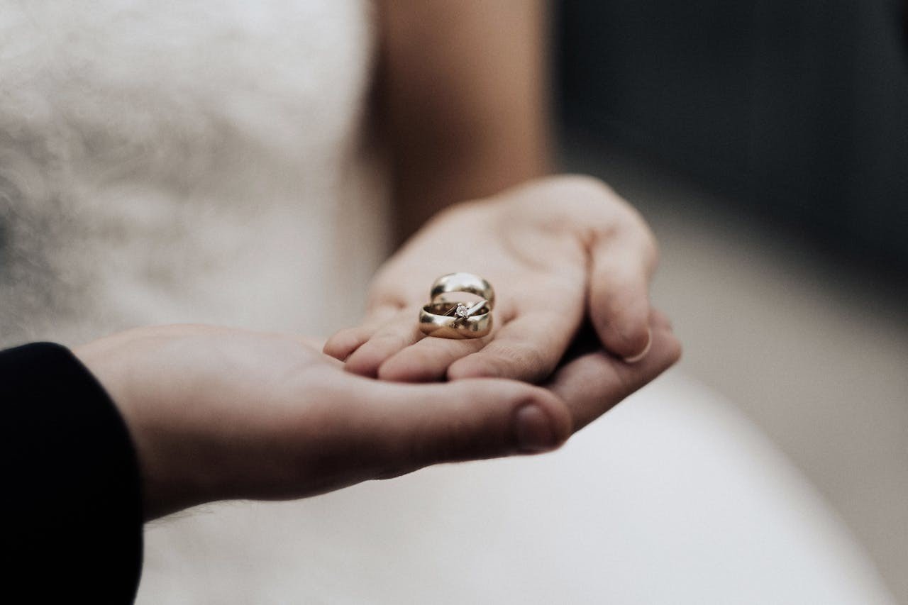 Vai casar? Entenda a diferença entre aliança de casamento e alianças de noivado