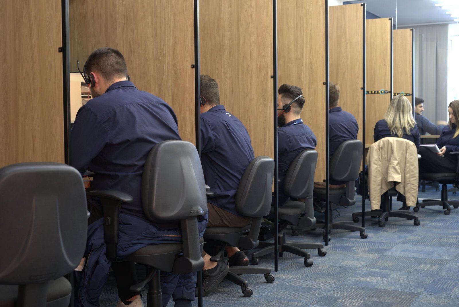 Bastidores da excelência: o rigor operacional e a rotina dos times que mantêm o ecossistema Syngoo ativo 24/7
